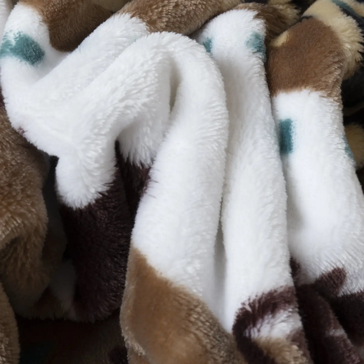 Hidden Lake Travel Blanket by Carstens - Image 6